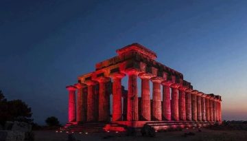 &Alpha;&pi;&lambda;ά &upsilon;&pi;έ&rho;&omicron;&chi;&omicron;: &Omicron; &nu;&alpha;ό&sigmaf; &tau;&eta;&sigmaf; Ή&rho;&alpha;&sigmaf; &sigma;&tau;&eta;&nu; &Sigma;&iota;&kappa;&epsilon;&lambda;ί&alpha;!
