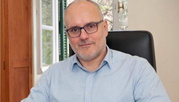 T&omicron; &Pi;&alpha;&rho;ά&rho;&tau;&eta;&mu;&alpha; &Alpha;&mu;&epsilon;&rho;&iota;&kappa;ή&sigmaf; &tau;&omicron;&upsilon; &Iota;&delta;&rho;ύ&mu;&alpha;&tau;&omicron;&sigmaf; &ldquo;&Epsilon;&lambda;&epsilon;&upsilon;&theta;έ&rho;&iota;&omicron;&sigmaf; &Kappa;. &Beta;&epsilon;&nu;&iota;&zeta;έ&lambda;&omicron;&sigmaf;&rdquo; &sigma;&upsilon;&gamma;&chi;&alpha;ί&rho;&epsilon;&iota; &tau;&omicron;&nu; &nu;έ&omicron; &Epsilon;&kappa;&tau;&epsilon;&lambda;&epsilon;&sigma;&tau;&iota;&kappa;ό &Delta;&iota;&epsilon;&upsilon;&theta;&upsilon;&nu;&tau;ή &tau;&omicron;&upsilon; &Iota;&delta;&rho;ύ&mu;&alpha;&tau;&omicron;&sigmaf;