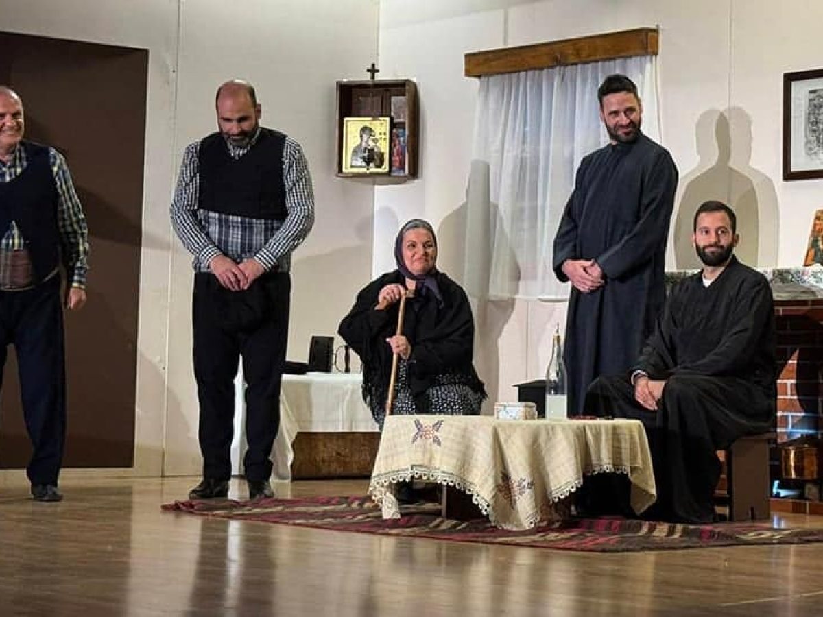 Έ&nu;&alpha; &tau;&alpha;&xi;ί&delta;&iota; &mu;&nu;ή&mu;&eta;&sigmaf; &kappa;&alpha;&iota; &gamma;έ&lambda;&iota;&omicron;&upsilon;: &Eta; &Alpha;&delta;&epsilon;&lambda;&phi;ό&tau;&eta;&tau;&alpha; &laquo;&Pi;&alpha;&nu;&alpha;&gamma;ί&alpha; &Gamma;&omicron;&upsilon;&mu;&epsilon;&rho;ά&raquo; &tau;ί&mu;&eta;&sigma;&epsilon; &xi;&alpha;&nu;ά &tau;&eta;&nu; &pi;&omicron;&nu;&tau;&iota;&alpha;&kappa;ή &theta;&epsilon;&alpha;&tau;&rho;&iota;&kappa;ή &pi;&alpha;&rho;ά&delta;&omicron;&sigma;&eta;