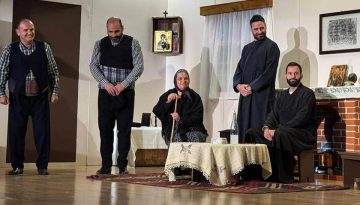 Έ&nu;&alpha; &tau;&alpha;&xi;ί&delta;&iota; &mu;&nu;ή&mu;&eta;&sigmaf; &kappa;&alpha;&iota; &gamma;έ&lambda;&iota;&omicron;&upsilon;: &Eta; &Alpha;&delta;&epsilon;&lambda;&phi;ό&tau;&eta;&tau;&alpha; &laquo;&Pi;&alpha;&nu;&alpha;&gamma;ί&alpha; &Gamma;&omicron;&upsilon;&mu;&epsilon;&rho;ά&raquo; &tau;ί&mu;&eta;&sigma;&epsilon; &xi;&alpha;&nu;ά &tau;&eta;&nu; &pi;&omicron;&nu;&tau;&iota;&alpha;&kappa;ή &theta;&epsilon;&alpha;&tau;&rho;&iota;&kappa;ή &pi;&alpha;&rho;ά&delta;&omicron;&sigma;&eta;