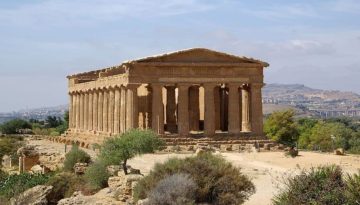 &Eta; &Epsilon;&lambda;&lambda;&eta;&nu;&iota;&kappa;ή &Alpha;&pi;&omicron;ί&kappa;&iota;&sigma;&eta; &sigma;&tau;&eta; &Mu;&epsilon;&gamma;ά&lambda;&eta; &Epsilon;&lambda;&lambda;ά&delta;&alpha;