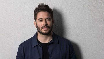 &Mu;&iota;&alpha; &iota;&sigma;&tau;&omicron;&rho;ί&alpha; &alpha;&gamma;ά&pi;&eta;&sigmaf; &sigma;&rsquo; έ&nu;&alpha;&nu; &kappa;ό&sigma;&mu;&omicron; &pi;&omicron;&upsilon; &chi;ά&nu;&epsilon;&tau;&alpha;&iota;, &alpha;&pi;ό &tau;&omicron;&nu; &omicron;&mu;&omicron;&gamma;&epsilon;&nu;ή &sigma;&upsilon;&gamma;&gamma;&rho;&alpha;&phi;έ&alpha;, Andrew Pippos