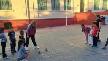 &Pi;&omicron;&nu;&tau;&iota;&alpha;&kappa;ή &Epsilon;&sigma;&tau;ί&alpha; &Nu;&epsilon;ά&pi;&omicron;&lambda;&eta;&sigmaf; &Theta;&epsilon;&sigma;&sigma;&alpha;&lambda;&omicron;&nu;ί&kappa;&eta;&sigmaf;: &Tau;&omicron; &pi;&alpha;&iota;&chi;&nu;ί&delta;&iota; &epsilon;&pi;&iota;&sigma;&tau;&rho;έ&phi;&epsilon;&iota; &gamma;&iota;&alpha; &nu;&alpha; &phi;ύ&gamma;&omicron;&upsilon;&nu; &tau;&alpha; &pi;&alpha;&iota;&delta;&iota;ά &alpha;&pi;ό &tau;&iota;&sigmaf; &omicron;&theta;ό&nu;&epsilon;&sigmaf;