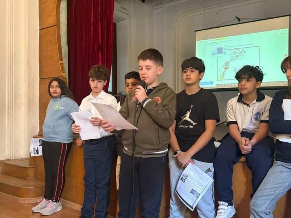 &laquo;&Psi;&omega;&mu;ί, &Pi;&alpha;&iota;&delta;&epsilon;ί&alpha;, &Epsilon;&lambda;&epsilon;&upsilon;&theta;&epsilon;&rho;ί&alpha;&raquo; &alpha;&pi;ό &tau;&eta;&nu; &Alpha;&chi;&iota;&lambda;&lambda;&omicron;&pi;&omicron;ύ&lambda;&epsilon;&iota;&omicron; &Sigma;&chi;&omicron;&lambda;ή. &Tau;&omicron; &Pi;&omicron;&lambda;&upsilon;&tau;&epsilon;&chi;&nu;&epsilon;ί&omicron; &delta;&epsilon;ί&chi;&nu;&epsilon;&iota; &sigma;&tau;&alpha; &nu;έ&alpha; &pi;&alpha;&iota;&delta;&iota;ά &tau;&omicron; &delta;&rho;ό&mu;&omicron; &tau;&eta;&sigmaf; &sigma;&upsilon;&nu;έ&chi;&epsilon;&iota;&alpha;&sigmaf;