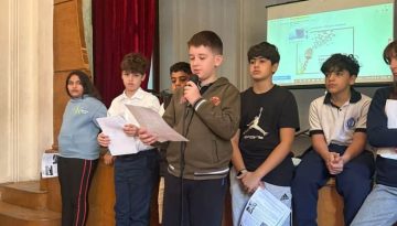 &laquo;&Psi;&omega;&mu;ί, &Pi;&alpha;&iota;&delta;&epsilon;ί&alpha;, &Epsilon;&lambda;&epsilon;&upsilon;&theta;&epsilon;&rho;ί&alpha;&raquo; &alpha;&pi;ό &tau;&eta;&nu; &Alpha;&chi;&iota;&lambda;&lambda;&omicron;&pi;&omicron;ύ&lambda;&epsilon;&iota;&omicron; &Sigma;&chi;&omicron;&lambda;ή. &Tau;&omicron; &Pi;&omicron;&lambda;&upsilon;&tau;&epsilon;&chi;&nu;&epsilon;ί&omicron; &delta;&epsilon;ί&chi;&nu;&epsilon;&iota; &sigma;&tau;&alpha; &nu;έ&alpha; &pi;&alpha;&iota;&delta;&iota;ά &tau;&omicron; &delta;&rho;ό&mu;&omicron; &tau;&eta;&sigmaf; &sigma;&upsilon;&nu;έ&chi;&epsilon;&iota;&alpha;&sigmaf;