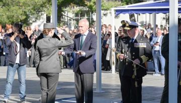 &Sigma;&Alpha;&Nu;: &Omicron; &Upsilon;&Phi;&Epsilon;&Theta;&Alpha; &alpha;&pi;έ&delta;&omega;&sigma;&epsilon; &tau;&alpha; &xi;ί&phi;&eta; &sigma;&tau;&omicron;&upsilon;&sigmaf; &alpha;&pi;ό&phi;&omicron;&iota;&tau;&omicron;&upsilon;&sigmaf; &tau;&eta;&sigmaf; &Sigma;&chi;&omicron;&lambda;ή&sigmaf; &Alpha;&xi;&iota;&omega;&mu;&alpha;&tau;&iota;&kappa;ώ&nu; &Nu;&omicron;&sigma;&eta;&lambda;&epsilon;&upsilon;&tau;&iota;&kappa;ή&sigmaf; [pics]