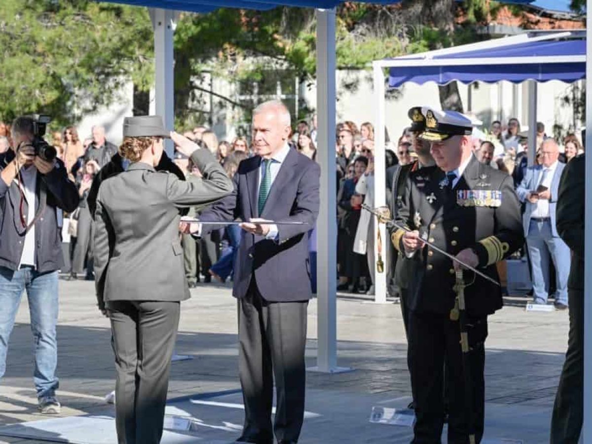 ΣΑΝ: Ο ΥΦΕΘΑ απέδωσε τα ξίφη στους απόφοιτους της Σχολής Αξιωματικών Νοσηλευτικής [pics]