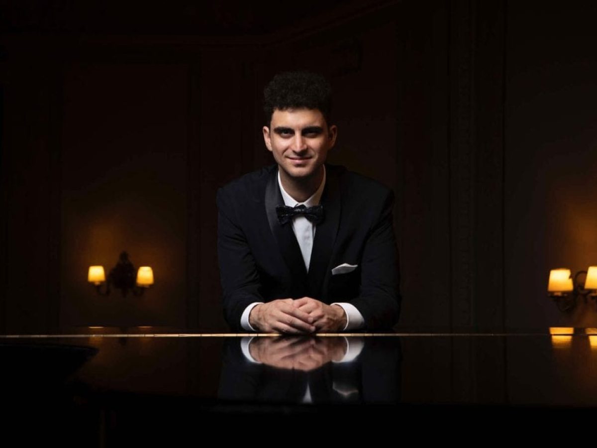 Από τα Κύθηρα στη Βοστώνη: Ο Έλληνας πιανίστας που αναβιώνει την κλασική μουσική