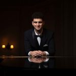 Από τα Κύθηρα στη Βοστώνη: Ο Έλληνας πιανίστας που αναβιώνει την κλασική μουσική