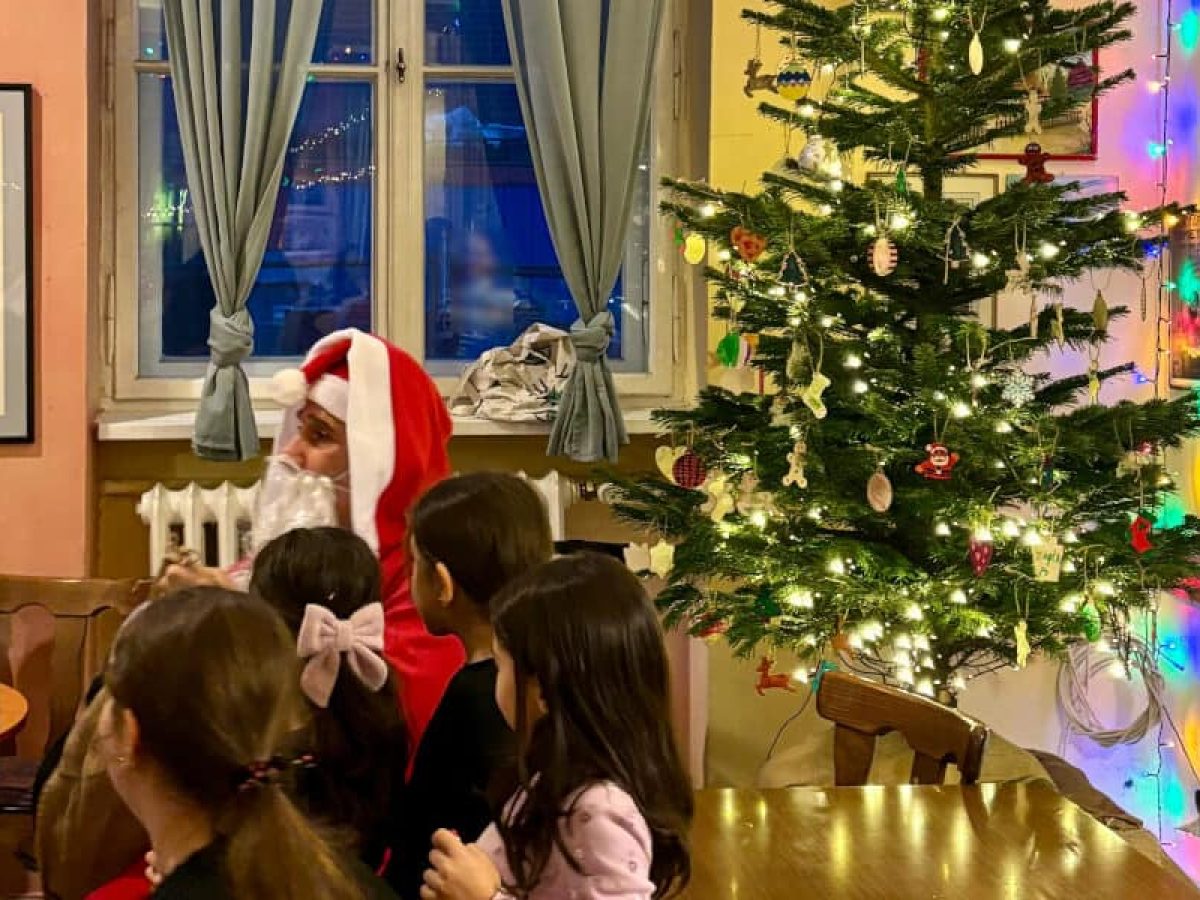 <div>Χαμόγελα παιδιών & ευχές για τη νέα χρονιά πλημμύρισαν την Ελληνική Κοινότητα Βερολίνου!</div>