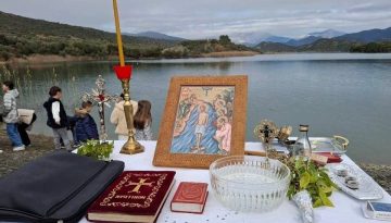&Alpha;&iota;&tau;&omega;&lambda;&omicron;&alpha;&kappa;&alpha;&rho;&nu;&alpha;&nu;ί&alpha;: &Theta;&epsilon;&omicron;&phi;ά&nu;&iota;&alpha; &sigma;&tau;&omicron; &Mu;&pi;&alpha;&mu;&pi;&alpha;&lambda;&iota;ό &mu;&epsilon; &nu;&epsilon;&rho;ό &alpha;&pi;ό &tau;&omicron;&nu; &Epsilon;ύ&xi;&epsilon;&iota;&nu;&omicron; &Pi;ό&nu;&tau;&omicron;