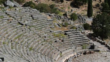 Γιατί το αρχαίο ελληνικό θέατρο θεωρείται τόσο σημαντικό για τον παγκόσμιο πολιτισμό;