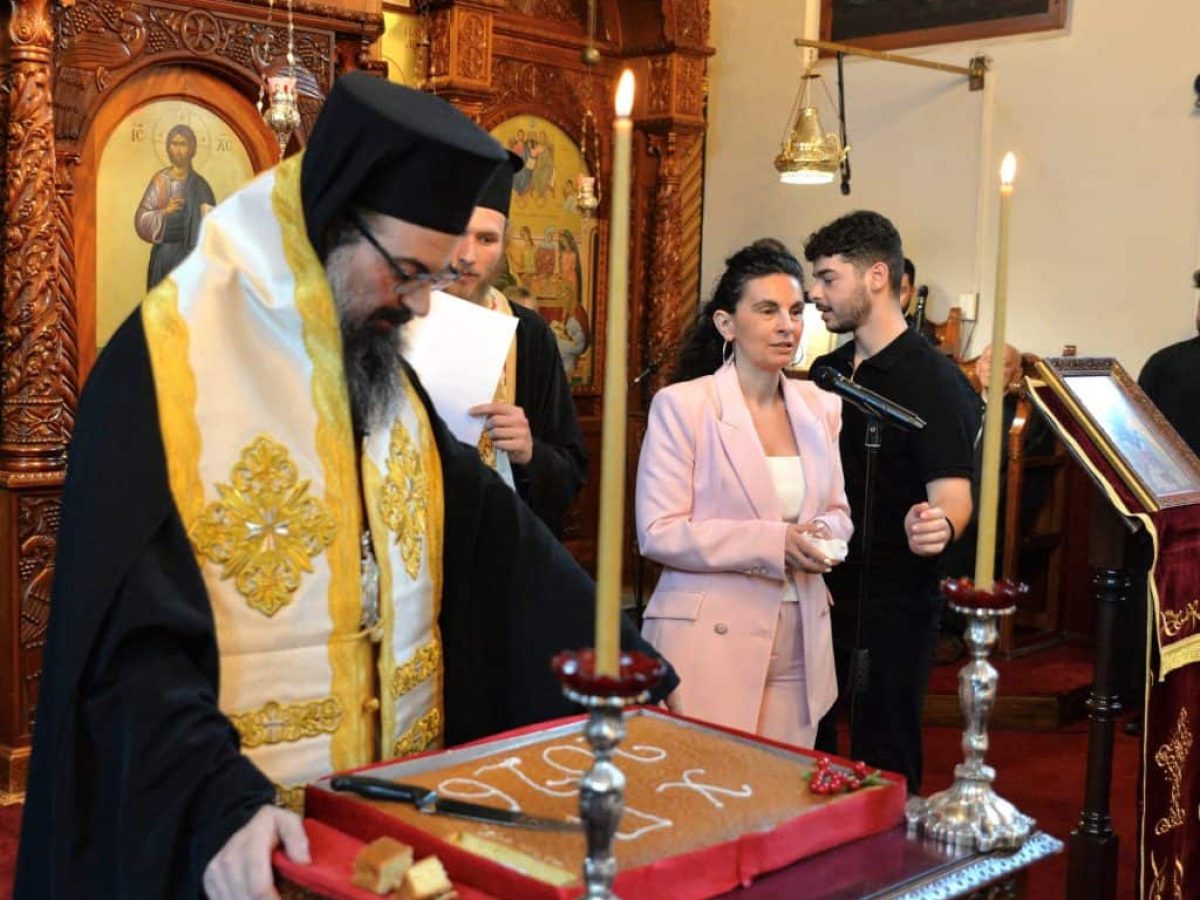 Πλήθος πιστών στην κοπή της   Αγιοβασιλόπιτας στην Ιερά Επισκοπή Χώρας