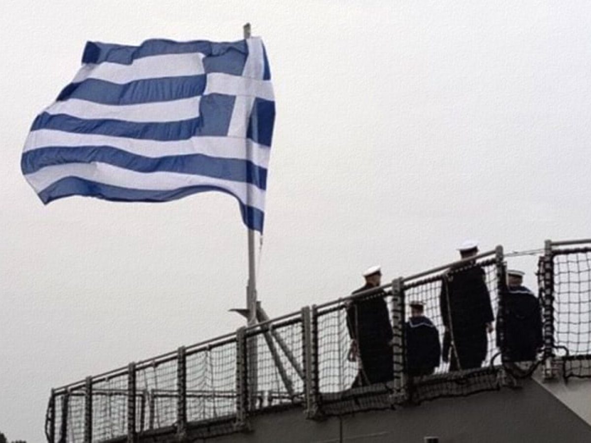 Πολεμικό Ναυτικό: H ελληνική σημαία υψώθηκε στη φρεγάτα «Κίμων» – Δένδιας: Η πατρίδα μας αποκτά δυνατότητα στρατηγικών όπλων
