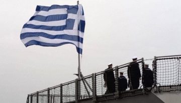 Πολεμικό Ναυτικό: H ελληνική σημαία υψώθηκε στη φρεγάτα «Κίμων» – Δένδιας: Η πατρίδα μας αποκτά δυνατότητα στρατηγικών όπλων