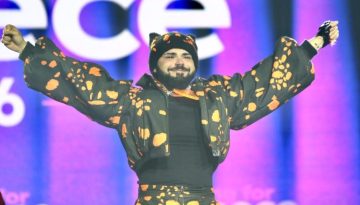 &laquo;Ferto&raquo; &mu;&alpha;&sigmaf; &Alpha;&kappa;ύ&lambda;&alpha;: &Omicron; &mu;&epsilon;&gamma;ά&lambda;&omicron;&sigmaf; &nu;&iota;&kappa;&eta;&tau;ή&sigmaf; &pi;ά&epsilon;&iota; &sigma;&tau;&eta; &Beta;&iota;έ&nu;&nu;&eta; &gamma;&iota;&alpha; &tau;&omicron;&nu; 70&omicron; &tau;&epsilon;&lambda;&iota;&kappa;ό &tau;&eta;&sigmaf; Eurovision (Video)