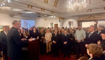 &laquo;Ά&gamma;&iota;&omicron;&nu; Ό&rho;&omicron;&sigmaf;. &Tau;ό&pi;&omicron;&sigmaf; &sigma;&iota;&omega;&pi;ή&sigmaf;&raquo; -Έ&rho;&gamma;&alpha; &tau;&omicron;&upsilon; &Gamma;&iota;ώ&rho;&gamma;&omicron;&upsilon; &Tau;&alpha;&xi;ί&delta;&eta; &sigma;&tau;&eta;&nu; &Kappa;&omega;&nu;&sigma;&tau;&alpha;&nu;&tau;&iota;&nu;&omicron;ύ&pi;&omicron;&lambda;&eta;