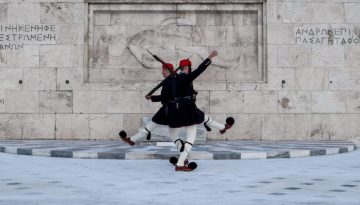 &Alpha;/&Gamma;&Epsilon;&Epsilon;&Theta;&Alpha; &Chi;&omicron;ύ&pi;&eta;&sigmaf; &gamma;&iota;&alpha; 25&eta; &Mu;&alpha;&rho;&tau;ί&omicron;&upsilon;: &Omicron;&iota; Έ&nu;&omicron;&pi;&lambda;&epsilon;&sigmaf; &Delta;&upsilon;&nu;ά&mu;&epsilon;&iota;&sigmaf; &pi;&alpha;&rho;&alpha;&mu;έ&nu;&omicron;&upsilon;&nu; &omicron; &kappa;&omicron;&rho;&upsilon;&phi;&alpha;ί&omicron;&sigmaf; &pi;&omicron;&lambda;&lambda;&alpha;&pi;&lambda;&alpha;&sigma;&iota;&alpha;&sigma;&tau;ή&sigmaf; &iota;&sigma;&chi;ύ&omicron;&sigmaf; &tau;&eta;&sigmaf; &Pi;&alpha;&tau;&rho;ί&delta;&omicron;&sigmaf;