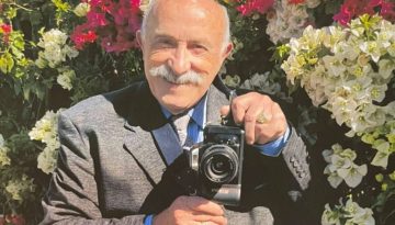 &Alpha;&nu;&delta;&rho;έ&alpha;&sigmaf; &Pi;&alpha;&tau;&sigma;&iota;ά&beta;&omicron;&sigmaf;: 90 &Chi;&rho;ό&nu;&iota;&alpha; &Zeta;&omega;ή&sigmaf;, &Phi;&omega;&tau;&omicron;&gamma;&rho;&alpha;&phi;ί&alpha;&sigmaf; &kappa;&alpha;&iota; &Iota;&sigma;&tau;&omicron;&rho;ί&alpha;&sigmaf; &sigma;&tau;&eta; &Mu;&epsilon;&lambda;&beta;&omicron;ύ&rho;&nu;&eta;