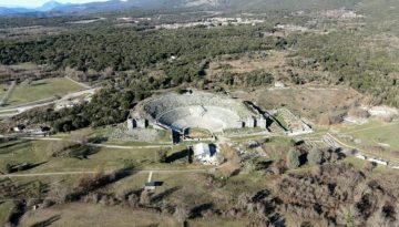 &Alpha;&rho;&chi;&alpha;ί&omicron; &Theta;έ&alpha;&tau;&rho;&omicron; &Delta;&omega;&delta;ώ&nu;&eta;&sigmaf;: Έ&nu;&alpha; &alpha;&pi;ό &tau;&alpha; &mu;&epsilon;&gamma;&alpha;&lambda;ύ&tau;&epsilon;&rho;&alpha; &theta;έ&alpha;&tau;&rho;&alpha; &tau;&eta;&sigmaf; &alpha;&rho;&chi;&alpha;&iota;ό&tau;&eta;&tau;&alpha;&sigmaf;