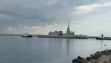 FDI «Κίμων»: Η ελληνική φρεγάτα μπαίνει στο λιμάνι της Λεμεσού [vid, pics]
