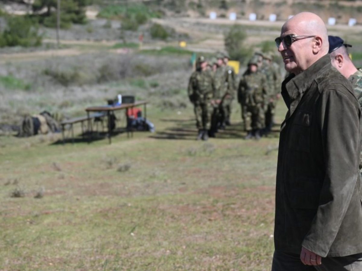 «Έφοδος» Δένδια στο ΚΕΠΒ Θήβας: Είδε βολές νεοσυλλέκτων και γευμάτισε μαζί τους [pics]