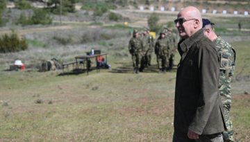 «Έφοδος» Δένδια στο ΚΕΠΒ Θήβας: Είδε βολές νεοσυλλέκτων και γευμάτισε μαζί τους [pics]