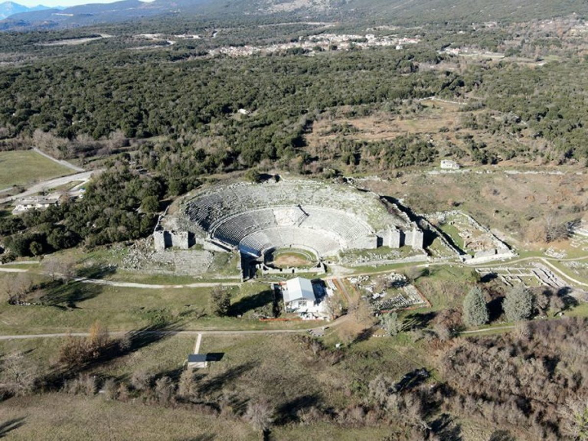 Έ&nu;&alpha; &alpha;&pi;ό &tau;&alpha; &mu;&epsilon;&gamma;&alpha;&lambda;ύ&tau;&epsilon;&rho;&alpha; &kappa;&alpha;&iota; &epsilon;&pi;&iota;&beta;&lambda;&eta;&tau;&iota;&kappa;ό&tau;&epsilon;&rho;&alpha;  &theta;έ&alpha;&tau;&rho;&alpha; &tau;&eta;&sigmaf; &alpha;&rho;&chi;&alpha;&iota;ό&tau;&eta;&tau;&alpha;&sigmaf;