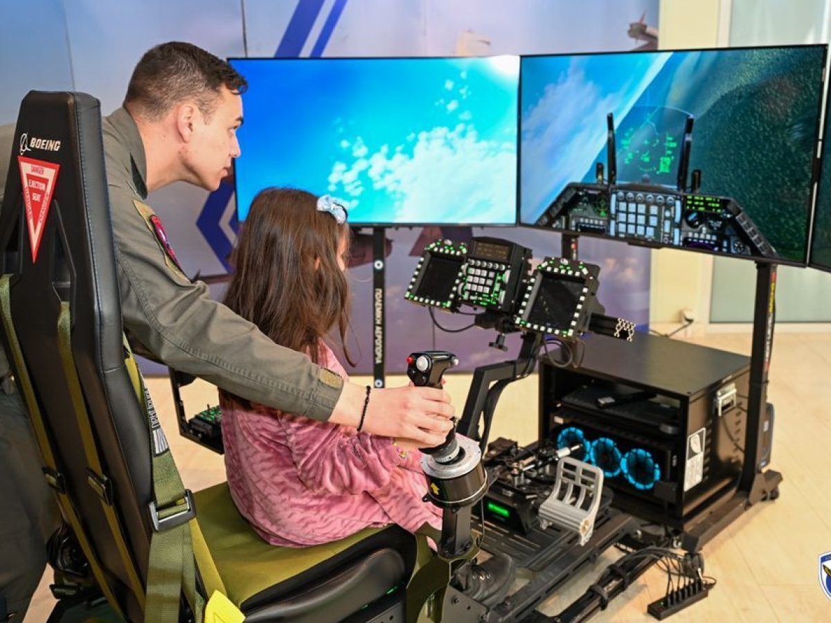 ΓΕΑ: Προσομοιωτές μαχητικών F-16 και F-35 και VR στο Πολιτιστικό Κέντρο του δήμου Λαμιέων [pics]