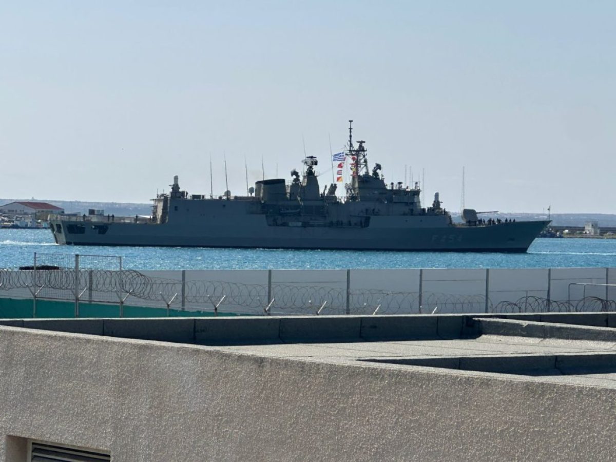 Κύπρος: Η στιγμή που η φρεγάτα «ΨΑΡΑ» μπαίνει στο λιμάνι της Λεμεσού [pics, vid]