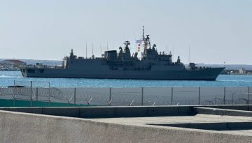 Κύπρος: Η στιγμή που η φρεγάτα «ΨΑΡΑ» μπαίνει στο λιμάνι της Λεμεσού [pics, vid]