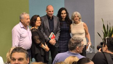 &Omicron; &Beta;&alpha;&rho;&omicron;&upsilon;&phi;ά&kappa;&eta;&sigmaf; &mu;&iota;&lambda;ά &sigma;&tau;&omicron; &Sigma;ί&delta;&nu;&epsilon;ϊ &gamma;&iota;&alpha; &tau;&omicron; &nu;έ&omicron; &tau;&omicron;&upsilon; &beta;&iota;&beta;&lambda;ί&omicron;: &laquo;&Eta; &mu;&eta;&tau;έ&rho;&alpha; &mu;&omicron;&upsilon; ή&tau;&alpha;&nu; &eta; &pi;&omicron;&lambda;&iota;&tau;&iota;&kappa;ή &mu;έ&nu;&tau;&omicron;&rho;&alpha;&sigmaf; &mu;&omicron;&upsilon;&raquo;