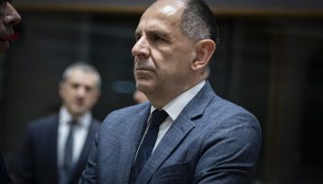 &Sigma;&tau;&eta; &Lambda;&iota;&beta;ύ&eta; &omicron; &Gamma;&epsilon;&rho;&alpha;&pi;&epsilon;&tau;&rho;ί&tau;&eta;&sigmaf; &ndash; &Theta;&alpha; &sigma;&upsilon;&nu;&alpha;&nu;&tau;&eta;&theta;&epsilon;ί &mu;&epsilon; &tau;&omicron;&nu; &sigma;&tau;&rho;&alpha;&tau;&eta;&gamma;ό &Chi;&alpha;&lambda;ί&phi;&alpha; &Chi;&alpha;&phi;&tau;ά&rho;