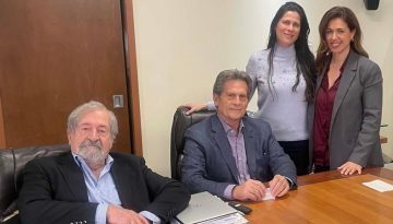 &Sigma;&tau;&omicron; &Mu;ό&nu;&tau;&rho;&epsilon;&alpha;&lambda; &eta; &Epsilon;&lambda;έ&nu;&eta; &Pi;&alpha;&pi;&alpha;&nu;&alpha;&sigma;&tau;&alpha;&sigma;ά&tau;&omicron;&upsilon; &epsilon;&kappa;&pi;&rho;&omicron;&sigma;&omega;&pi;ώ&nu;&tau;&alpha;&sigmaf; &tau;&omicron;&nu; &Pi;&epsilon;&rho;&iota;&phi;&epsilon;&rho;&epsilon;&iota;ά&rho;&chi;&eta; &Iota;&omicron;&nu;ί&omega;&nu; &Nu;ή&sigma;&omega;&nu; [&epsilon;&iota;&kappa;ό&nu;&epsilon;&sigmaf;]