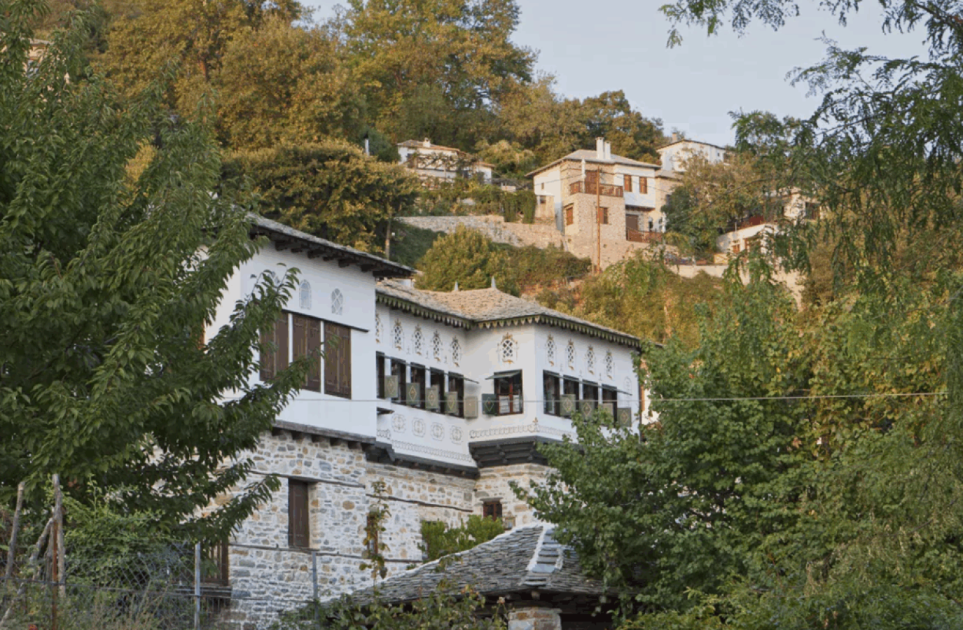 &Beta;&upsilon;&zeta;ί&tau;&sigma;&alpha;: &Tau;&omicron; &alpha;&rho;&chi;&omicron;&nu;&tau;&iota;&kappa;ό &chi;&omega;&rho;&iota;ό &tau;&omicron;&upsilon; &Pi;&eta;&lambda;ί&omicron;&upsilon; &pi;&omicron;&upsilon; &mu;&omicron;&iota;ά&zeta;&epsilon;&iota; &beta;&gamma;&alpha;&lambda;&mu;έ&nu;&omicron; &alpha;&pi;ό &pi;&alpha;&rho;&alpha;&mu;ύ&theta;&iota;