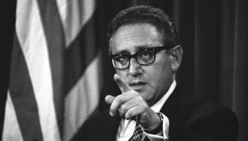 1982 &ndash; &Omicron; &Delta;&rho; &Chi;έ&nu;&rho;&iota; &Kappa;ί&sigma;&iota;&nu;&gamma;&kappa;&epsilon;&rho; &epsilon;&pi;ί&sigma;&eta;&mu;&omicron;&sigmaf; &omicron;&mu;&iota;&lambda;&eta;&tau;ή&sigmaf; &sigma;&tau;&alpha; 200&chi;&rho;&omicron;&nu;&alpha; &tau;&omicron;&upsilon; &Phi;ό&rho;&epsilon;ϊ&nu; Ό&phi;&iota;&sigmaf;