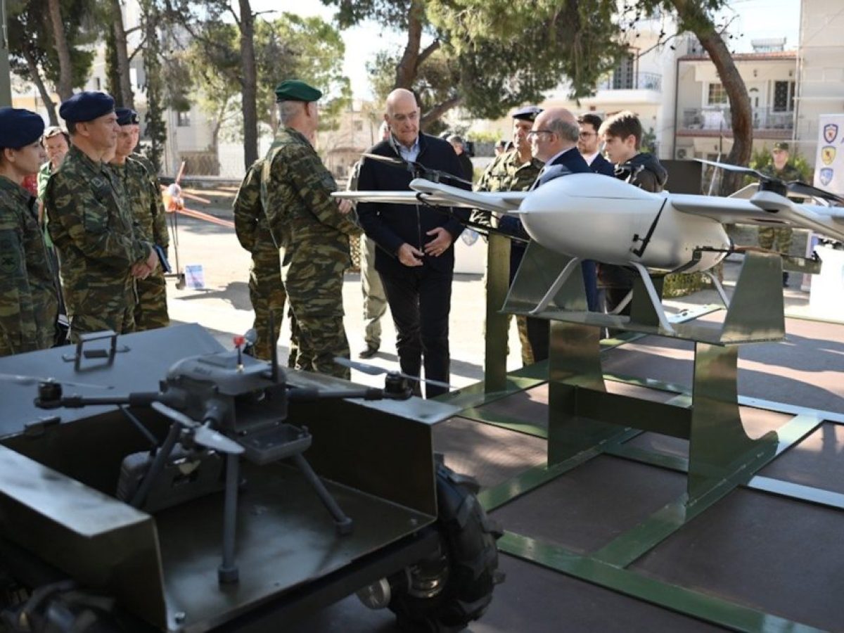 Δένδιας: Εντυπωσιάστηκε με την παραγωγή drones και τις δυνατότητες 3D εκτύπωσης του 306 ΕΒΤ