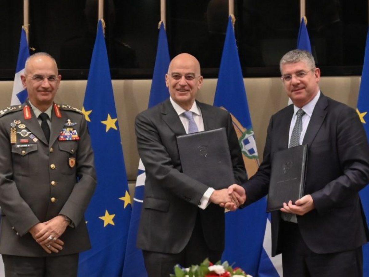 Δένδιας: Υπέγραψε συμφωνία με την Ευρωπαϊκή Τράπεζα Επενδύσεων για την ενεργειακή αναβάθμιση 40 στρατοπέδων