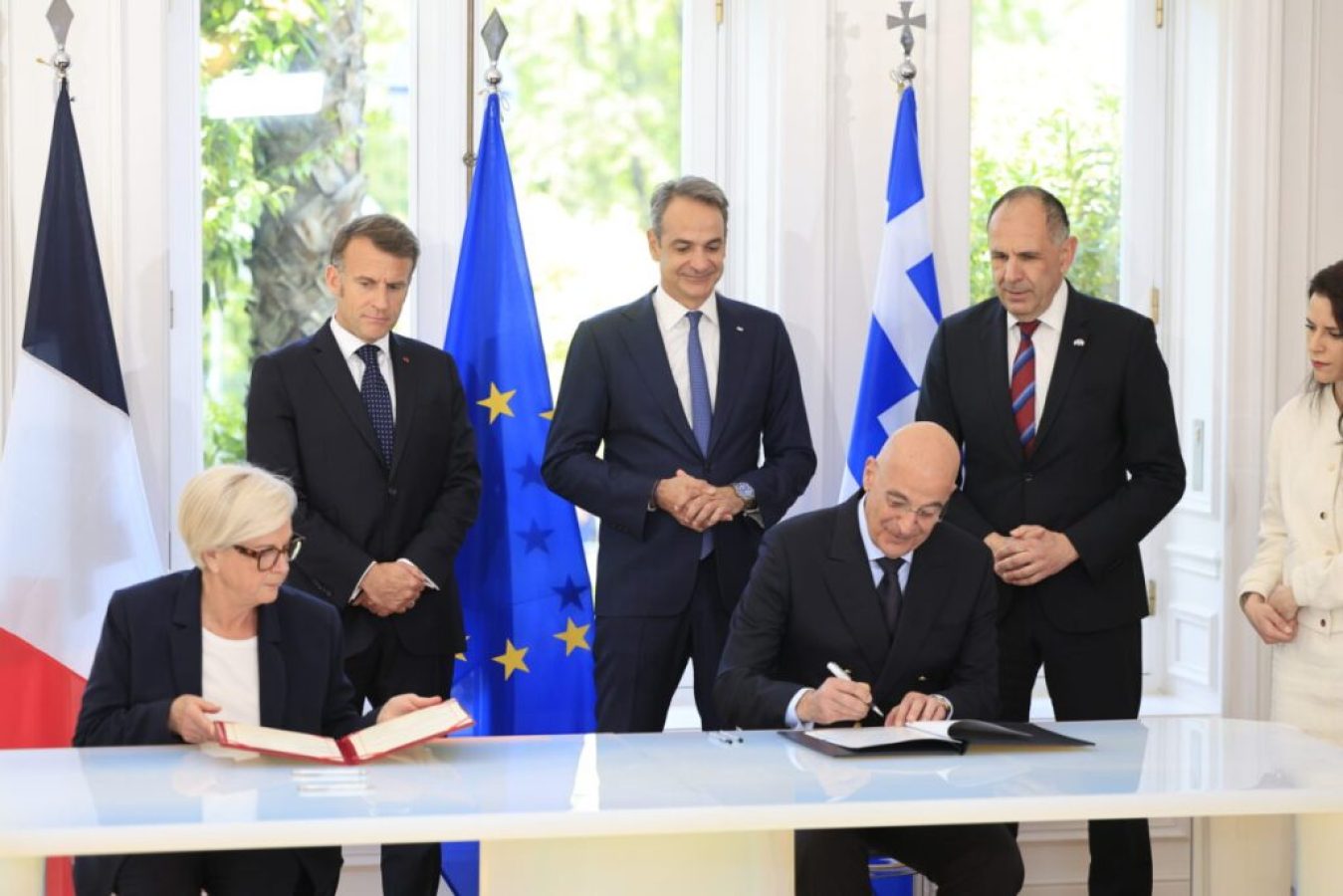 &Delta;έ&nu;&delta;&iota;&alpha;&sigmaf; &kappa;&alpha;&iota; &Beta;&omicron;&tau;&rho;έ&nu; &upsilon;&pi;έ&gamma;&rho;&alpha;&psi;&alpha;&nu; &tau;&eta;&nu; &alpha;&nu;&alpha;&nu;έ&omega;&sigma;&eta; &tau;&eta;&sigmaf; &sigma;&upsilon;&mu;&phi;&omega;&nu;ί&alpha;&sigmaf; &gamma;&iota;&alpha; &tau;&eta; &laquo;&Sigma;&tau;&rho;&alpha;&tau;&eta;&gamma;&iota;&kappa;ή &Epsilon;&tau;&alpha;&iota;&rho;&iota;&kappa;ή &Sigma;&chi;έ&sigma;&eta;&raquo; &Epsilon;&lambda;&lambda;ά&delta;&alpha;&sigmaf; &ndash; &Gamma;&alpha;&lambda;&lambda;ί&alpha;&sigmaf;