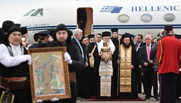 Έ&phi;&tau;&alpha;&sigma;&epsilon; &tau;&omicron; Ά&gamma;&iota;&omicron; &Phi;&omega;&sigmaf; &ndash; &Kappa;&alpha;&iota; &Pi;ό&nu;&tau;&iota;&omicron;&iota; &zeta;&iota;&pi;&kappa;&alpha;&lambda;ή&delta;&epsilon;&sigmaf; &sigma;&tau;&eta;&nu; &upsilon;&pi;&omicron;&delta;&omicron;&chi;ή