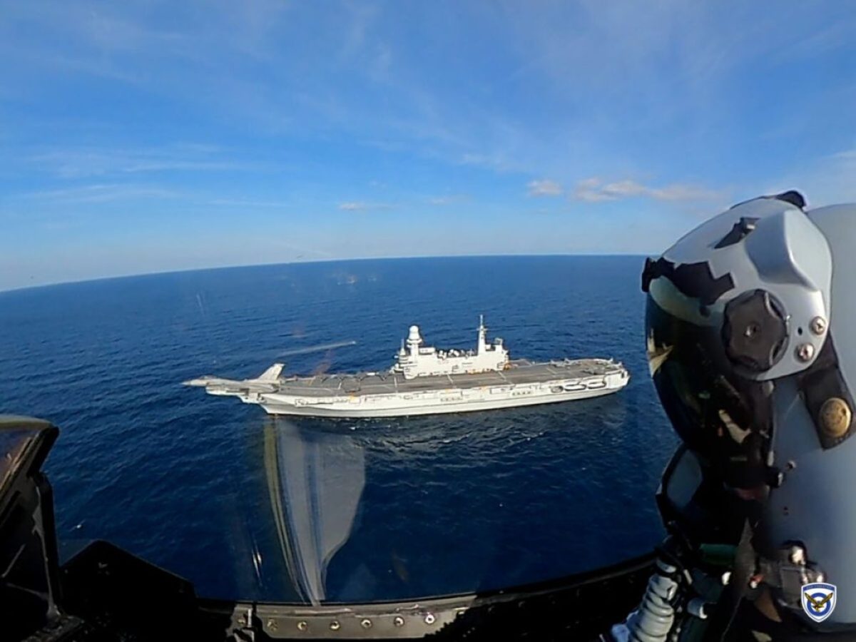 Ελληνικά F-16 σε χαμηλές πτήσεις δίπλα από το ιταλικό αεροπλανοφόρο Cavour – Συμμετοχή στην άσκηση «Neptune Strike» [vid]