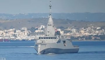 Η φρεγάτα «Κίμων» στον Πειραιά: Μήνυμα ισχύος με Μητσοτάκη και Μακρόν(vid)