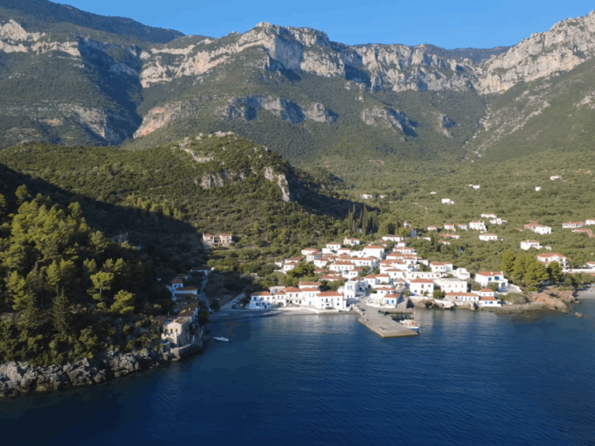 &Kappa;&upsilon;&pi;&alpha;&rho;ί&sigma;&sigma;&iota; &Lambda;&alpha;&kappa;&omega;&nu;ί&alpha;&sigmaf;: Έ&nu;&alpha;&sigmaf; &alpha;&pi;&omicron;&mu;&omicron;&nu;&omega;&mu;έ&nu;&omicron;&sigmaf; &pi;&alpha;&rho;ά&delta;&epsilon;&iota;&sigma;&omicron;&sigmaf; &sigma;&tau;&eta;&nu; &Pi;&epsilon;&lambda;&omicron;&pi;ό&nu;&nu;&eta;&sigma;&omicron;