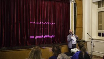 &Omicron; &laquo;Ά&nu;&theta;&rho;&omega;&pi;&omicron;&sigmaf; &tau;&omicron;&upsilon; &Theta;&epsilon;&omicron;ύ&raquo; &sigma;&tau;&omicron; &Epsilon;&lambda;&lambda;&eta;&nu;&iota;&kappa;ό &Pi;&omicron;&lambda;&iota;&tau;&iota;&sigma;&tau;&iota;&kappa;ό &Kappa;έ&nu;&tau;&rho;&omicron; &Kappa;&alpha;ΐ&rho;&omicron;&upsilon;