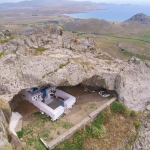 Παναγία Κακαβιώτισσα: Η εκκλησία χωρίς σκεπή που λειτουργεί μια φορά το χρόνο