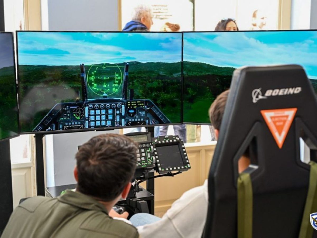 Προσομοιωτές F-16 και F-35 και εφαρμογές εικονικής πραγματικότητας της Πολεμικής Αεροπορίας στην Άμφισσα [pics]