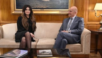 &Sigma;&upsilon;&nu;ά&nu;&tau;&eta;&sigma;&eta; &Delta;έ&nu;&delta;&iota;&alpha; &ndash; &Gamma;&kappa;ί&lambda;&phi;&omicron;ϊ&lambda;: &Sigma;&tau;&omicron; &epsilon;&pi;ί&kappa;&epsilon;&nu;&tau;&rho;&omicron; &eta; &sigma;ύ&mu;&pi;&rho;&alpha;&xi;&eta; &tau;&eta;&sigmaf; &Epsilon;&lambda;&lambda;ά&delta;&alpha;&sigmaf; &mu;&epsilon; &tau;&eta;&nu; &Epsilon;&theta;&nu;&iota;&kappa;ή &Phi;&rho;&omicron;&upsilon;&rho;ά &tau;&eta;&sigmaf; &Phi;&lambda;ό&rho;&iota;&nu;&tau;&alpha;