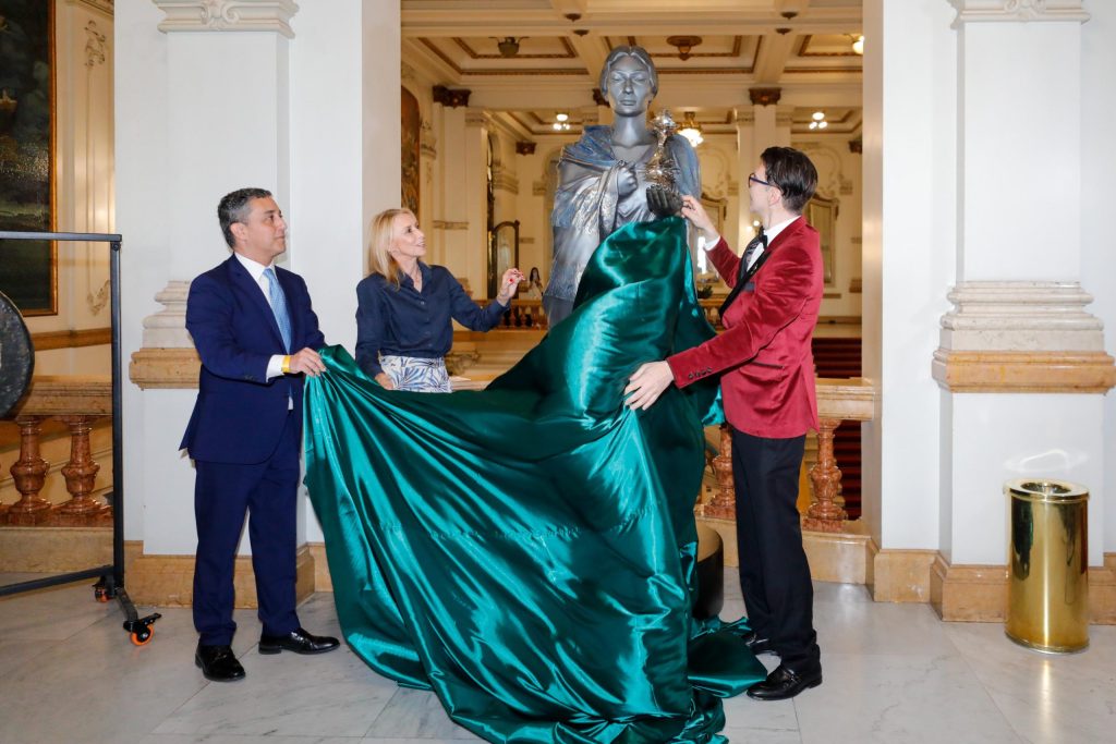 Στην όπερα του Σάο Πάολο το γλυπτό του Νίκου Φλώρου με τη μορφή της Μαρίας Κάλλας