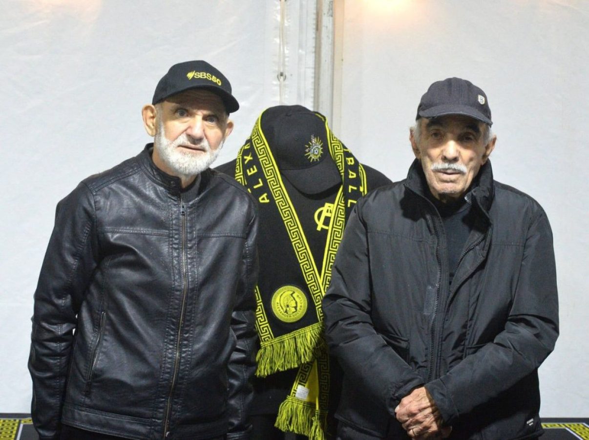 &Delta;ύ&omicron; &zeta;&omega;έ&sigmaf;, &mu;ί&alpha; &pi;&alpha;&rho;&omicron;&iota;&kappa;ί&alpha;: &Alpha;&pi;ό &tau;&eta; &Phi;&lambda;ώ&rho;&iota;&nu;&alpha; &sigma;&tau;&alpha; &gamma;ή&pi;&epsilon;&delta;&alpha; &kappa;&alpha;&iota; &tau;&omicron;&upsilon;&sigmaf; &theta;&epsilon;&sigma;&mu;&omicron;ύ&sigmaf; &tau;&eta;&sigmaf; &ldquo;&epsilon;&lambda;&lambda;&eta;&nu;&iota;&kappa;ή&sigmaf;&rdquo;  &Alpha;&upsilon;&sigma;&tau;&rho;&alpha;&lambda;ί&alpha;&sigmaf;
