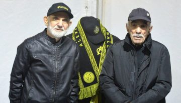 &Delta;ύ&omicron; &zeta;&omega;έ&sigmaf;, &mu;ί&alpha; &pi;&alpha;&rho;&omicron;&iota;&kappa;ί&alpha;: &Alpha;&pi;ό &tau;&eta; &Phi;&lambda;ώ&rho;&iota;&nu;&alpha; &sigma;&tau;&alpha; &gamma;ή&pi;&epsilon;&delta;&alpha; &kappa;&alpha;&iota; &tau;&omicron;&upsilon;&sigmaf; &theta;&epsilon;&sigma;&mu;&omicron;ύ&sigmaf; &tau;&eta;&sigmaf; &ldquo;&epsilon;&lambda;&lambda;&eta;&nu;&iota;&kappa;ή&sigmaf;&rdquo;  &Alpha;&upsilon;&sigma;&tau;&rho;&alpha;&lambda;ί&alpha;&sigmaf;